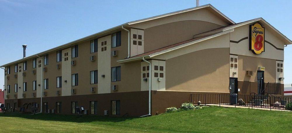 Super 8 By Wyndham Janesville Exterior photo