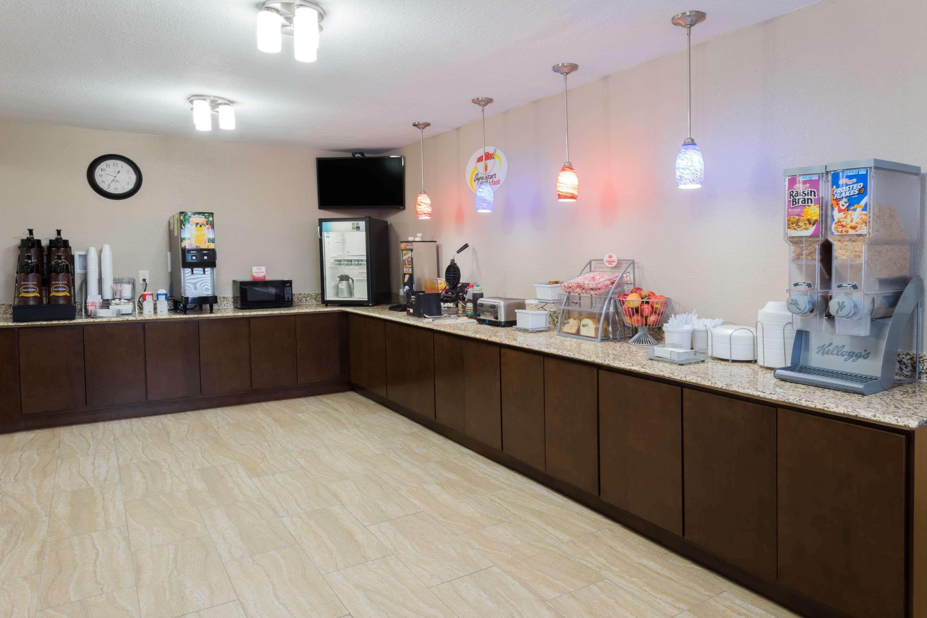 Super 8 By Wyndham Janesville Exterior photo
