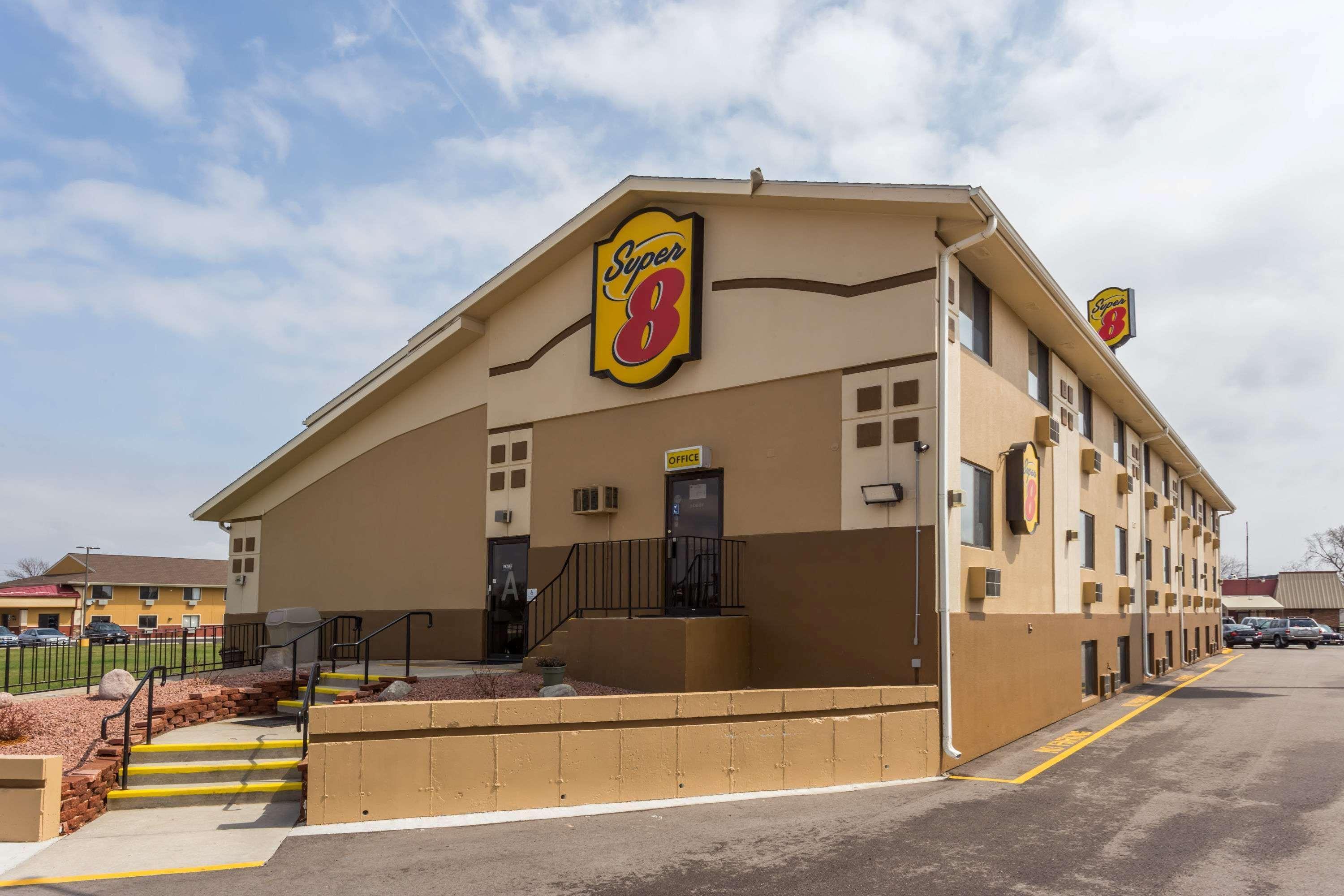 Super 8 By Wyndham Janesville Exterior photo