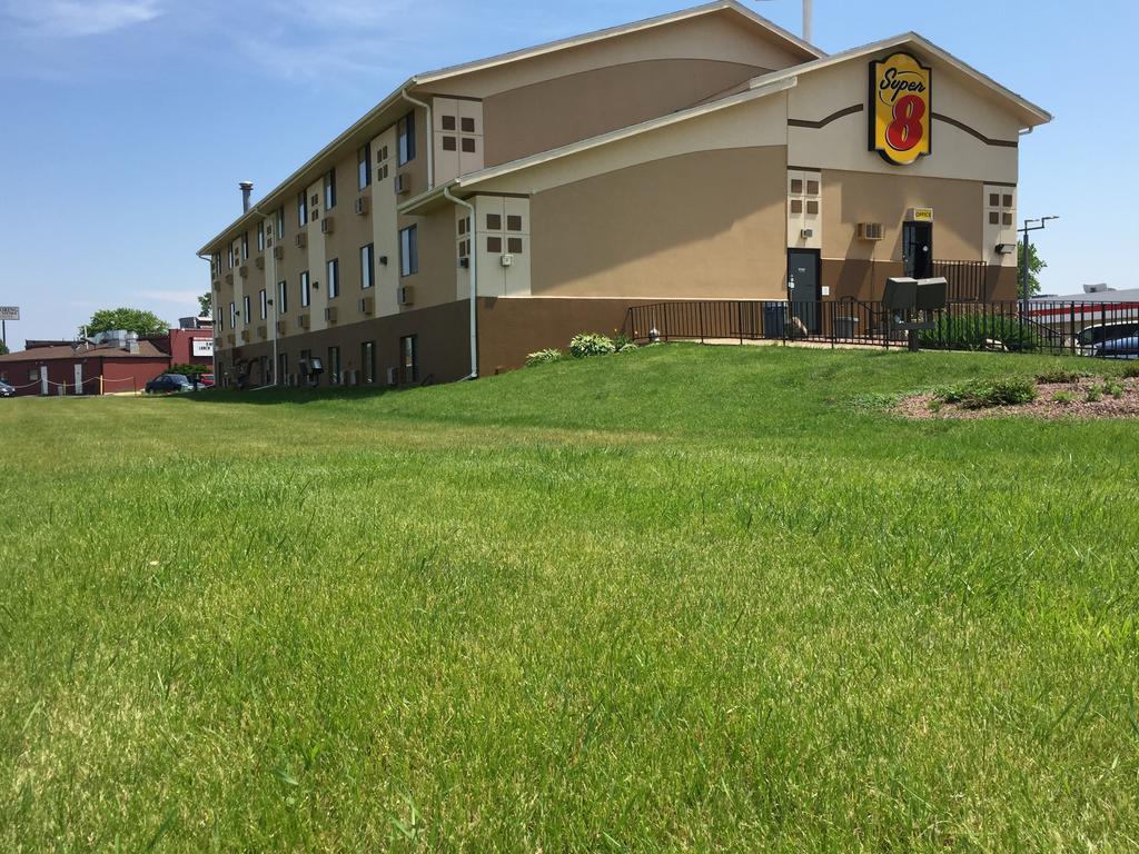 Super 8 By Wyndham Janesville Exterior photo
