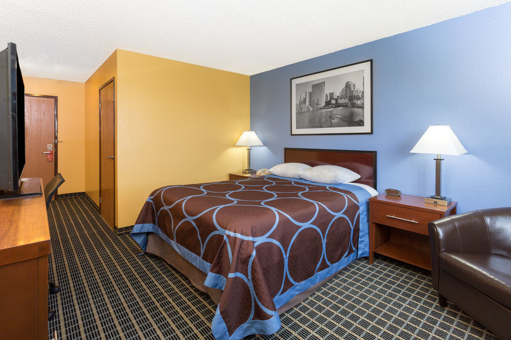 Super 8 By Wyndham Janesville Exterior photo