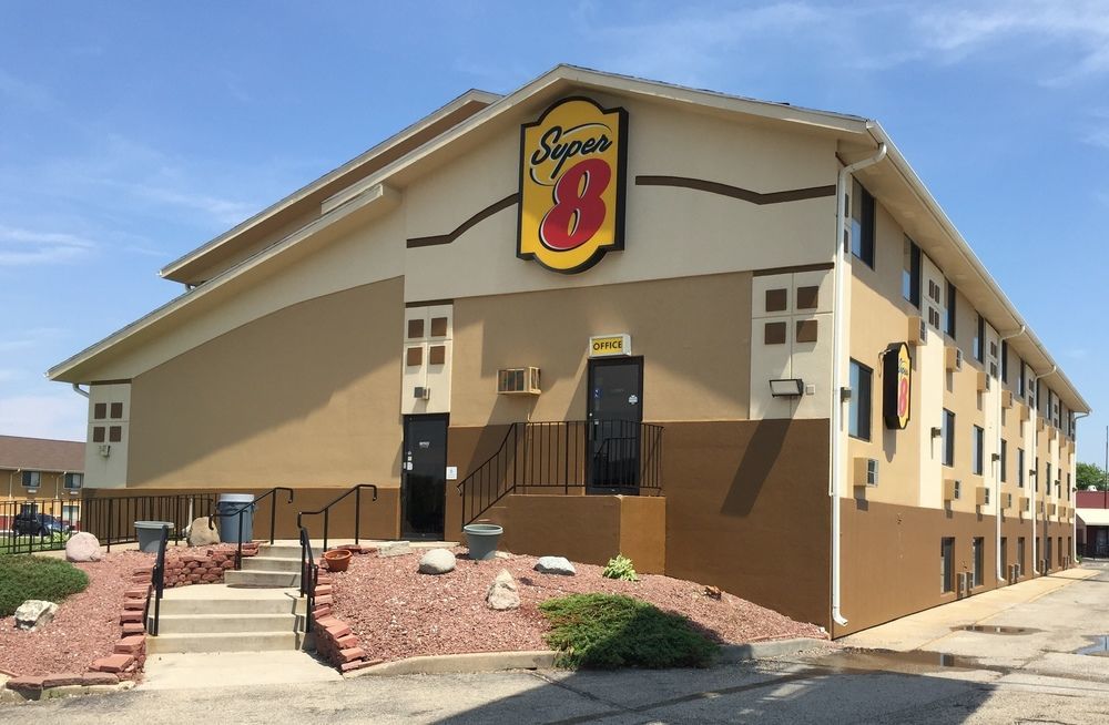 Super 8 By Wyndham Janesville Exterior photo